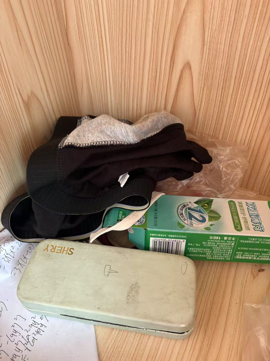 eee61601370's tweet photo. ��人催更就发一下，评论区我知道怎么回复回复，所以不回复的，抱歉。这次内裤是自己带的初二班级一个学生，小个子，皮肤比较白净，有点小胡须（绒毛差不多，应该刚发育）。内兜颜色不是很深，味道是有。 https://t.co/B9oxes0cER