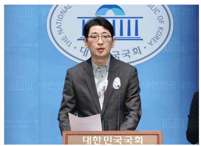 역공당한 주진우..野 "재산 70억 주진우가 2억 김민석 심판?" amn.kr/53886
주진우 “국회의원 아빠 없는 사람은 서러워서 살겠나"
박선원 "공정과 상식의 잣대는 스스로에게 먼저 적용"
남영희 "주진우 17세 아들이 무슨 수로 7억 4천만원"