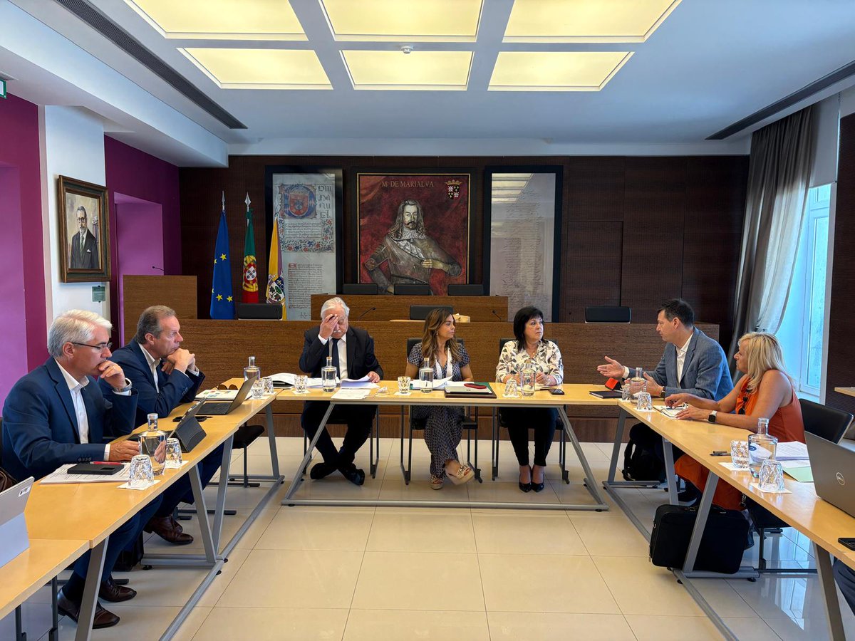 A ANMP, presidida por Luísa Salgueiro, está reunida com o Bastonário da Ordem dos Engenheiros, Fernando Almeida Santos e a presidente da Região Centro desta Ordem profissional, Isabel Lança, para analisar diversas situações que afetam a Ordem dos Engenheiros e os municípios.