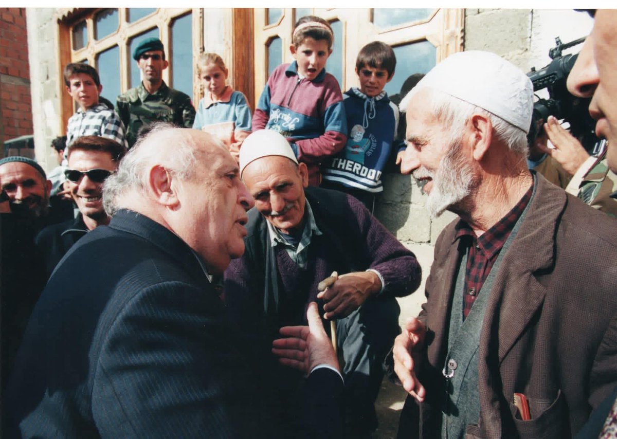 ertansimitci's tweet photo. Biliyor musunuz, bu kare 1999 y.  Kosovalı Türklerin en yoğun olarak yaşadığı Mamuşa köyünde çekilmiş. 1999 savaş sonrasında Kosova'yı ilk ziyaret eden en üst düzey devlet yöneticisi T.C. Cumhurbaşkanı merhum sayın Süleyman Demirel'idir. Ölümünün yıldönümünde saygıyla anıyoruz. https://t.co/YHYvX1HG21