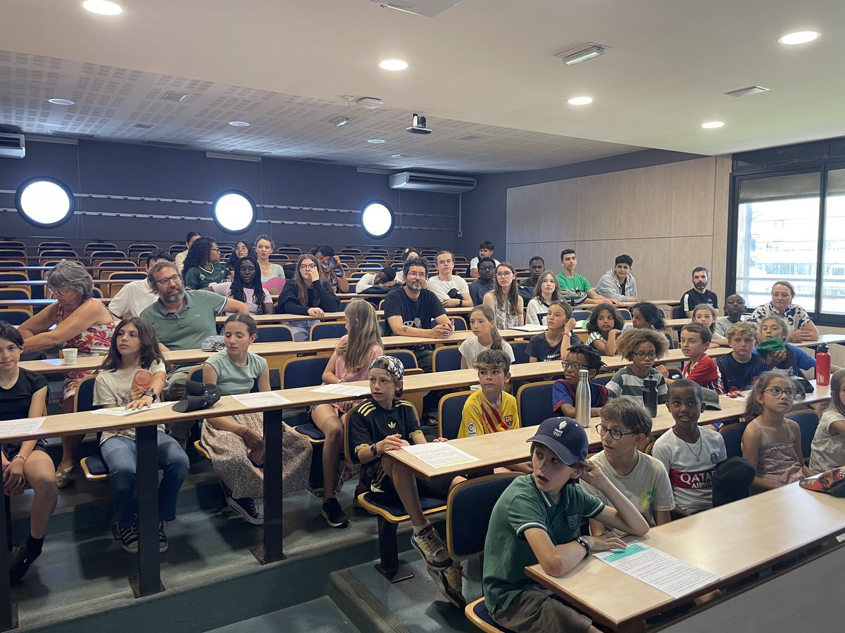 MickaJou's tweet photo. Retour sur le colloque Regards de Géomètre à Bordeaux où les élèves ont brillamment présenté leurs œuvres réalisées cette année. https://t.co/RgWKzjTYYg