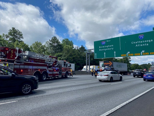 Sandy Springs Police Department Traffic Alert for I-285 (West) after Northside Drive.  Only the two right lines are open and the Entrance Ramp to I-285 (West) from Northside Drive is closed due to a motor vehicle accident involving a tractor trailer.