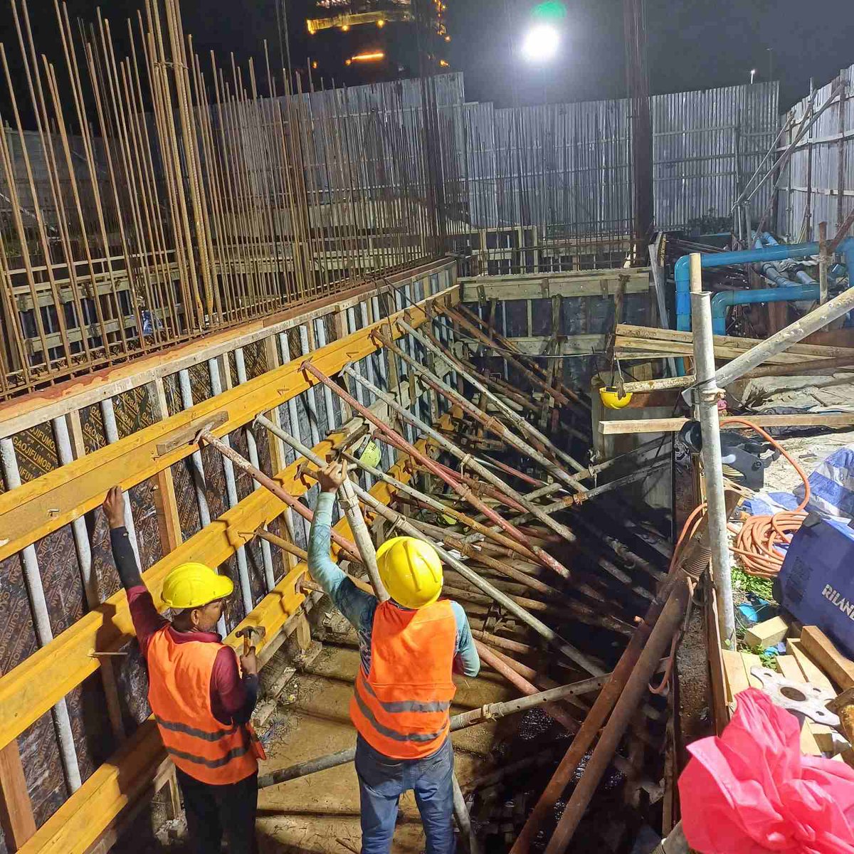 Inocapvt's tweet photo. Getting ready to cast the basement walls ..

#maldivescontruction #houseconstruction #inoca #loan #civilengineering #malecity #HulhuMale #GoodContractors
#Maldives #hdc https://t.co/1eZjOqHZ6w