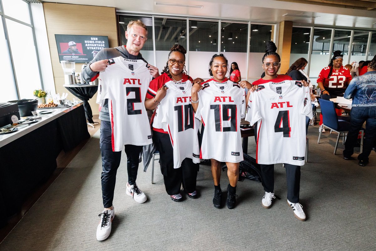 FalconsCR's tweet image. Atlanta Falcons players joined the Dirty Birds Nest Captains for a fun day at Topgolf and a special Q&A. #riseup ⛳️