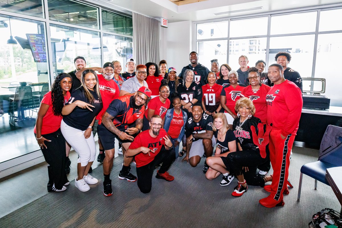 FalconsCR's tweet image. Atlanta Falcons players joined the Dirty Birds Nest Captains for a fun day at Topgolf and a special Q&A. #riseup ⛳️