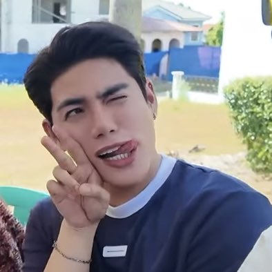 “wag n’yo akong                 “i mean sa hindi
shiniship”                                  ko ka grupo”

muntik na malungkot ang lahat HAHAHAHAHAHAH tuloy ang shape!