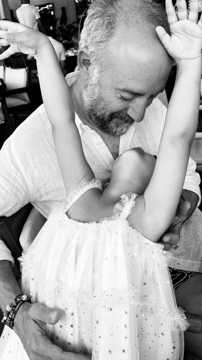 Serap_m's tweet image. Halit Ergenç, kızı Leyla ile 🤍😊
#HalitErgenç #KralKaybederse
