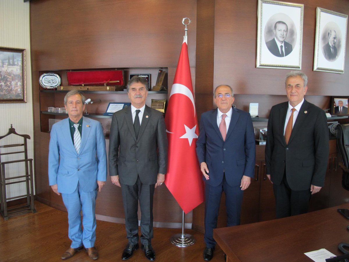 Milli Savunma Bakan Yardımcısı  Sn.Şuay Alpay ziyaret edilmiştir .
Görüşmede öncelikli olarak özlük haklarımız olmak üzere;
1-Sicil affı
2-2847 Sayılı kanunda değişiklik yapılarak Çocukların ve müstafi personelin derneğimize üye yapılması
3-2000,2001,2002 devresi Astsubayların