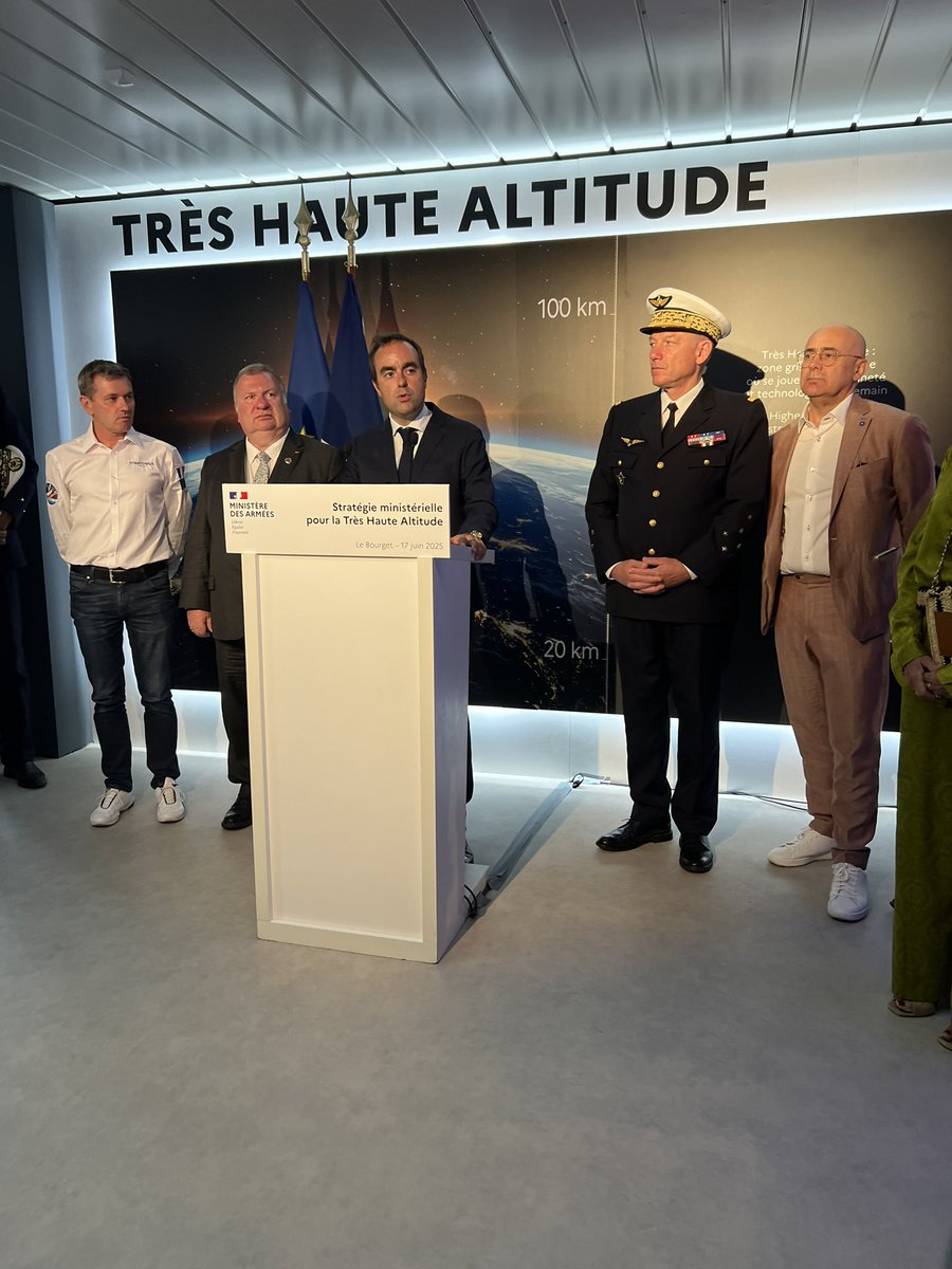 mallys_'s tweet image. Au @salondubourget , @SebLecornu a présenté la nouvelle stratégie française pour la défense en très haute altitude : accélération sur les innovations (drones, Rafale, lasers), investissements massifs et coopération européenne pour renforcer la souveraineté et répondre aux menaces…