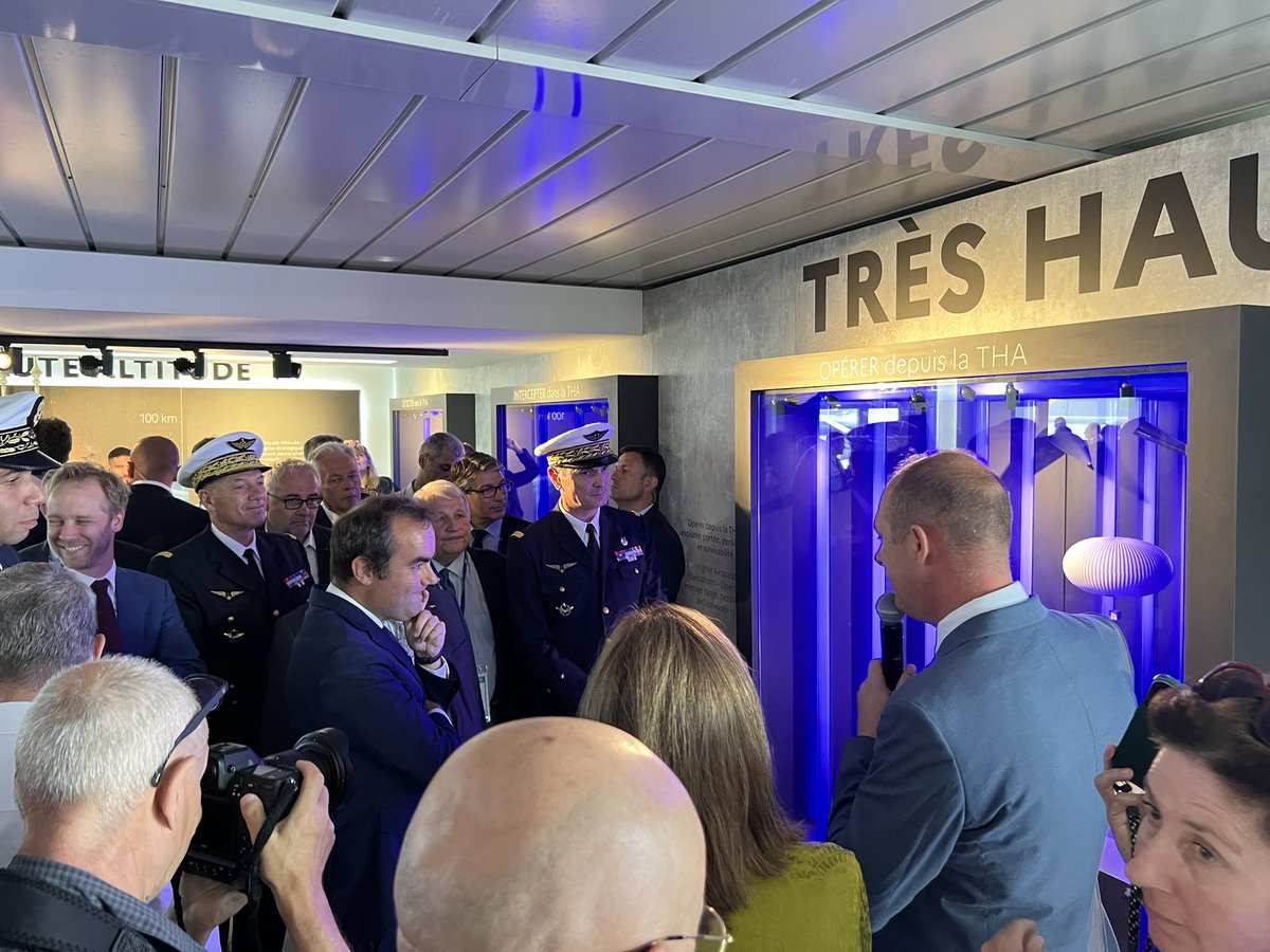 mallys_'s tweet image. Au @salondubourget , @SebLecornu a présenté la nouvelle stratégie française pour la défense en très haute altitude : accélération sur les innovations (drones, Rafale, lasers), investissements massifs et coopération européenne pour renforcer la souveraineté et répondre aux menaces…
