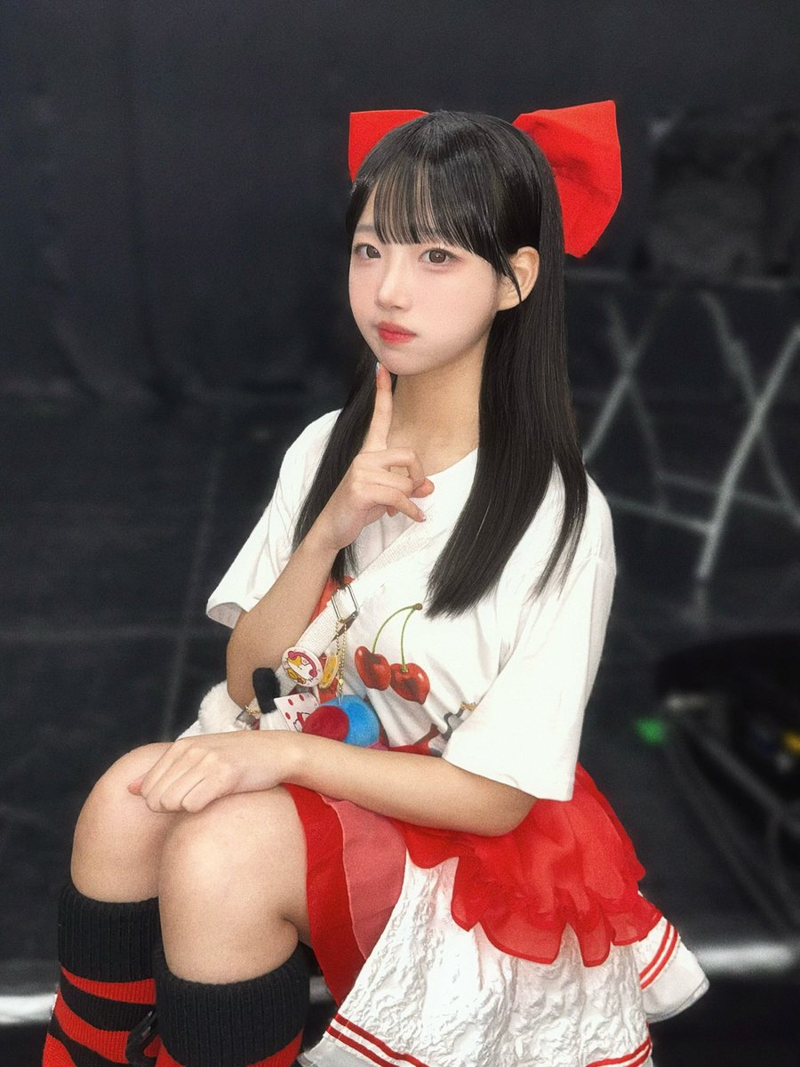 YOiSHOi_RUBY's tweet photo. 25.06.17

Atelier FFS 무사히 마쳤습니다! ୧( “̮ )୨✧ 오늘 저희 각자의 특징이 담긴 의미 있는 티셔츠를 입었었는데! 어때요 잘 어울렸나요? 넘 귀여운 티셔츠라서 저는 맘에 들었습니다! 또 오랜만에 머리도 풀었답니다! 다음 겐바는 19일! 데이트룩 칸덴 보러 와요! 🎸❤ https://t.co/LXsJFAh2my