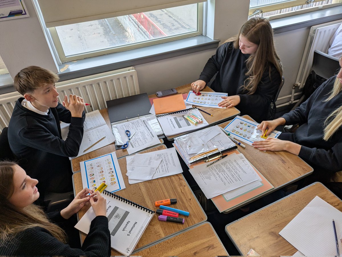 WacMod_Language's tweet image. My Spanish senior class enjoyed a game of "Quién es" to practise descriptions today. #Spanish #lovelanguages @WhitburnAC