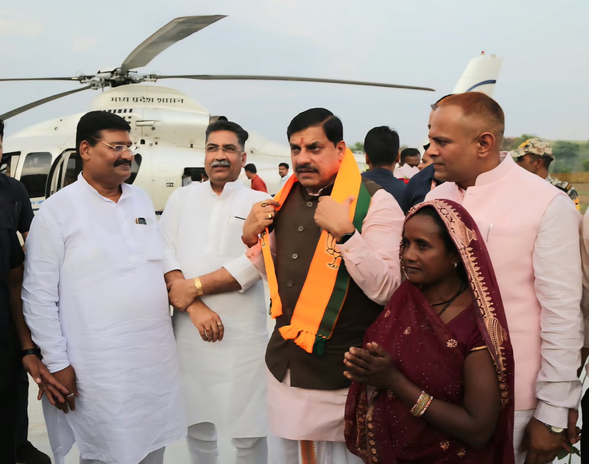MlaBargi32333's tweet photo. महिला सशक्तिकरण – विश्व उत्थान का आधार है।
कल 16जून को मान. मुख्यमंत्री जी ने बेलखेड़ा में हेलीकॉप्टर से उतरते ही सर्वप्रथम हेलीपैड स्थल की भूस्वामी श्रीमती कुटा बाई से भेंट की एवं बहन के खेत को फिरसे व्यवस्थित करने के लिए अधिकारियों को निर्देश दिए।
#cmofmp #mohanyadav #bjp https://t.co/jVvntgTUM3