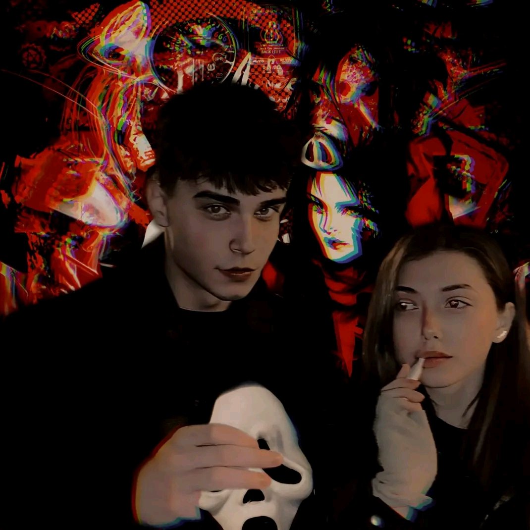 DevonGhostface's tweet photo. ㅤㅤ**⎯⎯⎯⎯⎯⟡ 𝔉𝔞𝔠𝔢𝔰 𝔬𝔣 𝔠𝔬𝔫𝔱𝔯𝔬𝔩**

Ele não precisou esconder o rosto.
𝕯𝖊𝖛𝖔𝖓 apareceu para 𝕰𝖑𝖎𝖘𝖆 como ele era e isso bastou. O perigo não estava na máscara. Estava no olhar que jamais ele desviava. No sorriso que nunca revelava tudo. https://t.co/kD1al9GrtV