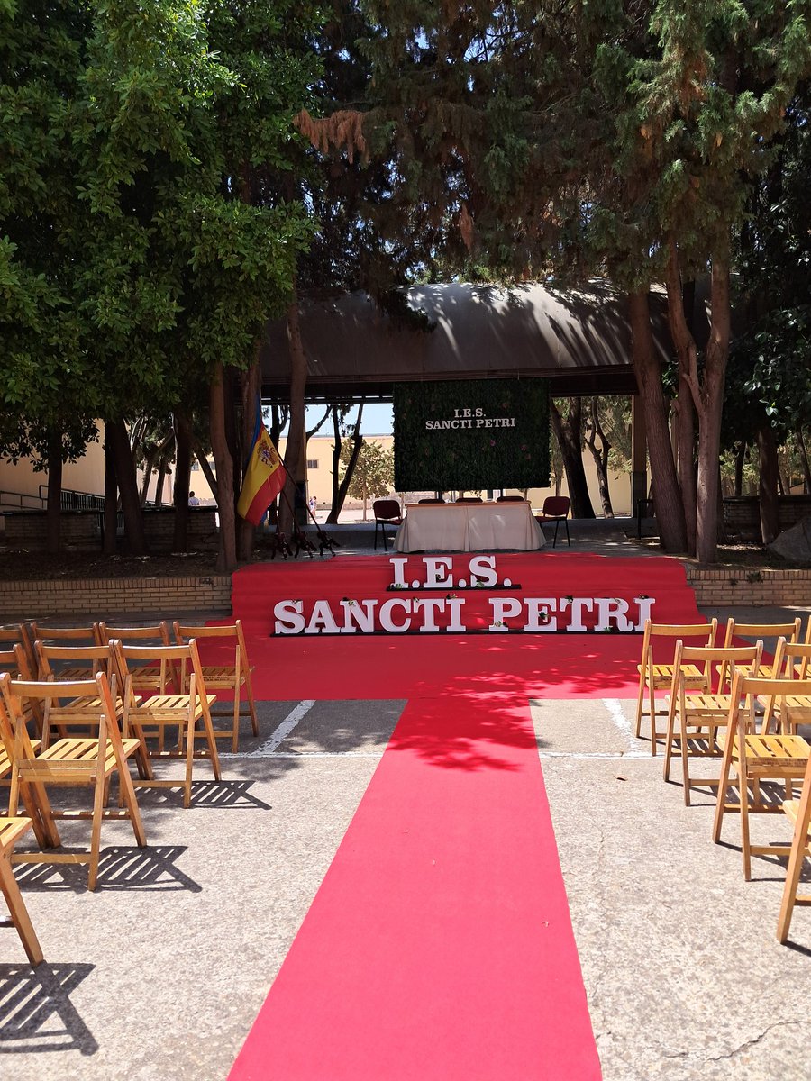 🎓 Muchas gracias a nuestra AMPA por todos los preparativos para estos tres días de graduaciones:

✔ Martes 17: 2° Bachillerato
✔ Miércoles 18: 4° ESO
✔ Jueves 19: FP 

#iessanctipetri #graduaciones