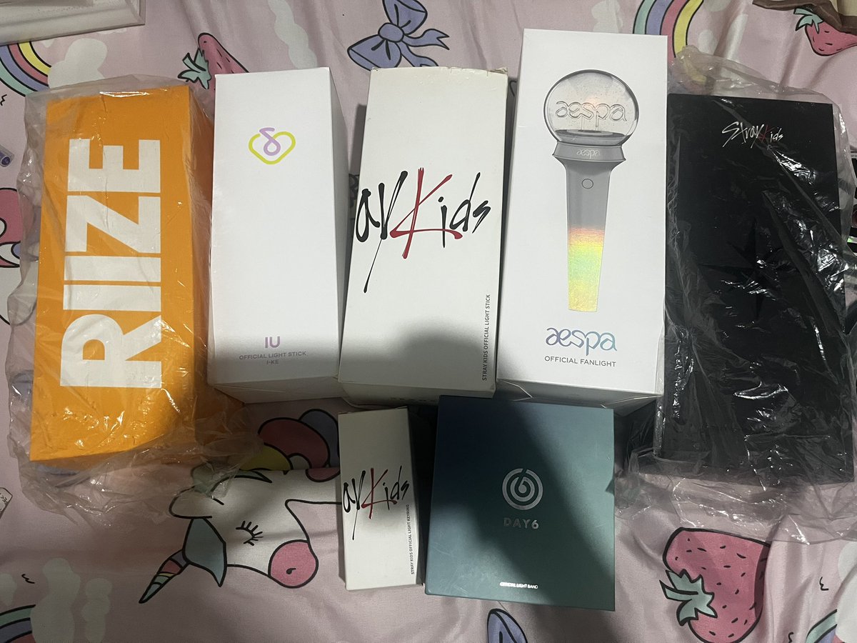 11thof04's tweet image. HELP RT 
wts lfb ph thread

i am selling all my kpop albums, photocards, lightsticks, seasons greetings. i will also do free claims for some merch and freebies. everything is qyop and i’m not asking for the exact amount of how i bought it, but no super lowball please. thank you!