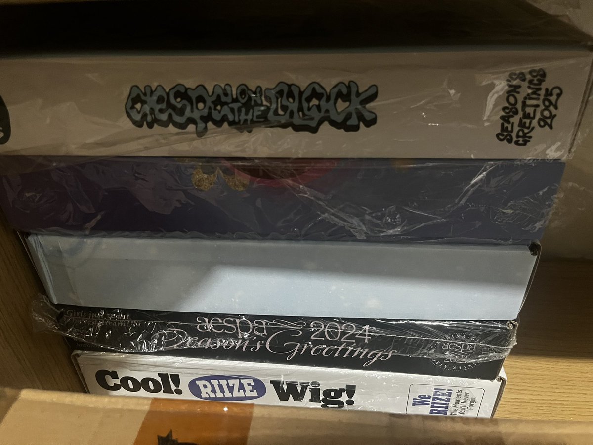 11thof04's tweet image. HELP RT 
wts lfb ph thread

i am selling all my kpop albums, photocards, lightsticks, seasons greetings. i will also do free claims for some merch and freebies. everything is qyop and i’m not asking for the exact amount of how i bought it, but no super lowball please. thank you!