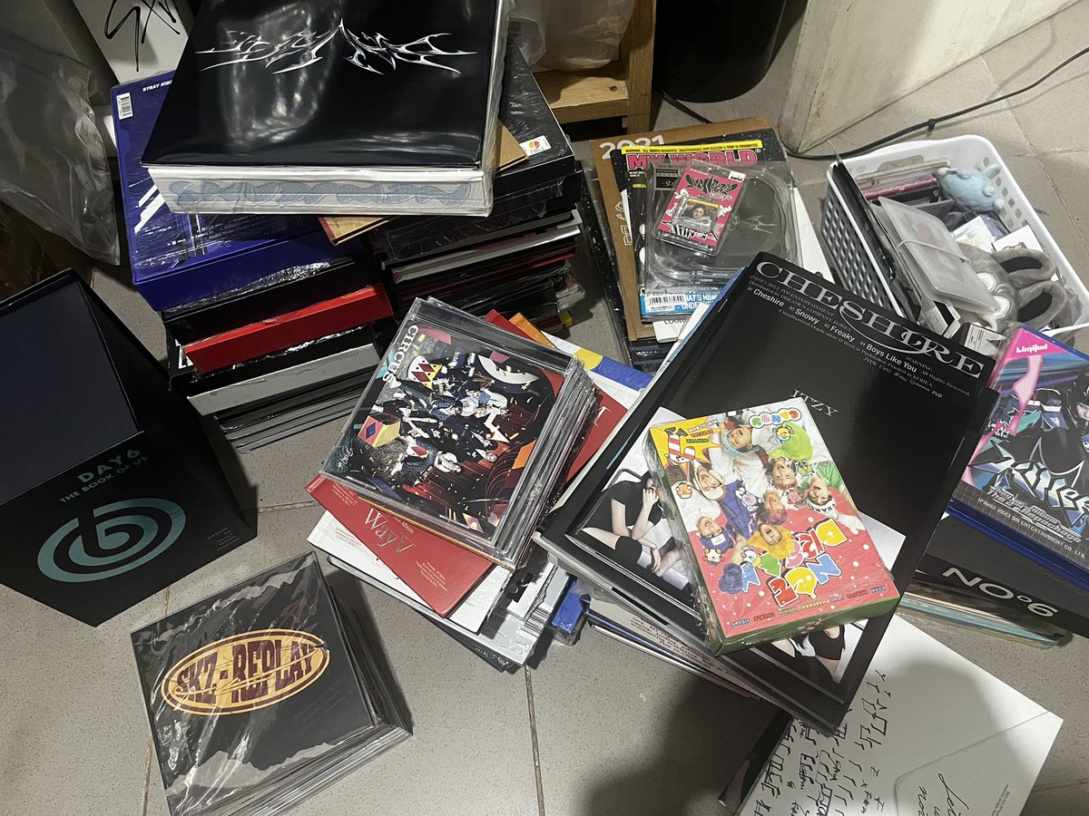 11thof04's tweet image. HELP RT 
wts lfb ph thread

i am selling all my kpop albums, photocards, lightsticks, seasons greetings. i will also do free claims for some merch and freebies. everything is qyop and i’m not asking for the exact amount of how i bought it, but no super lowball please. thank you!