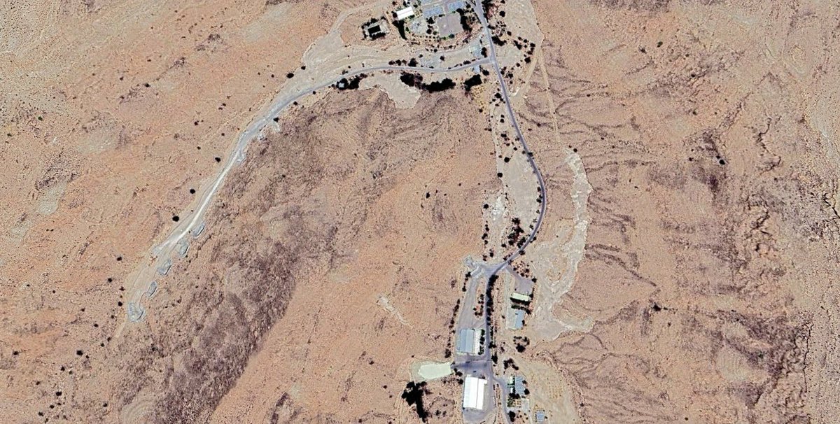 İran delik deşik, her yerde yıllardır çalışma yapılıyor. Sadece bir örnek bırakıyorum. İsrail'in hepsine nüfuz etmesi, hedef alması mümkün değil. 

Bu yüzden yapının beynine, rejime odaklanıyorlar.  Aynı şekilde hedef alınan bölgelerde, askeri gücün en kritik konumları.