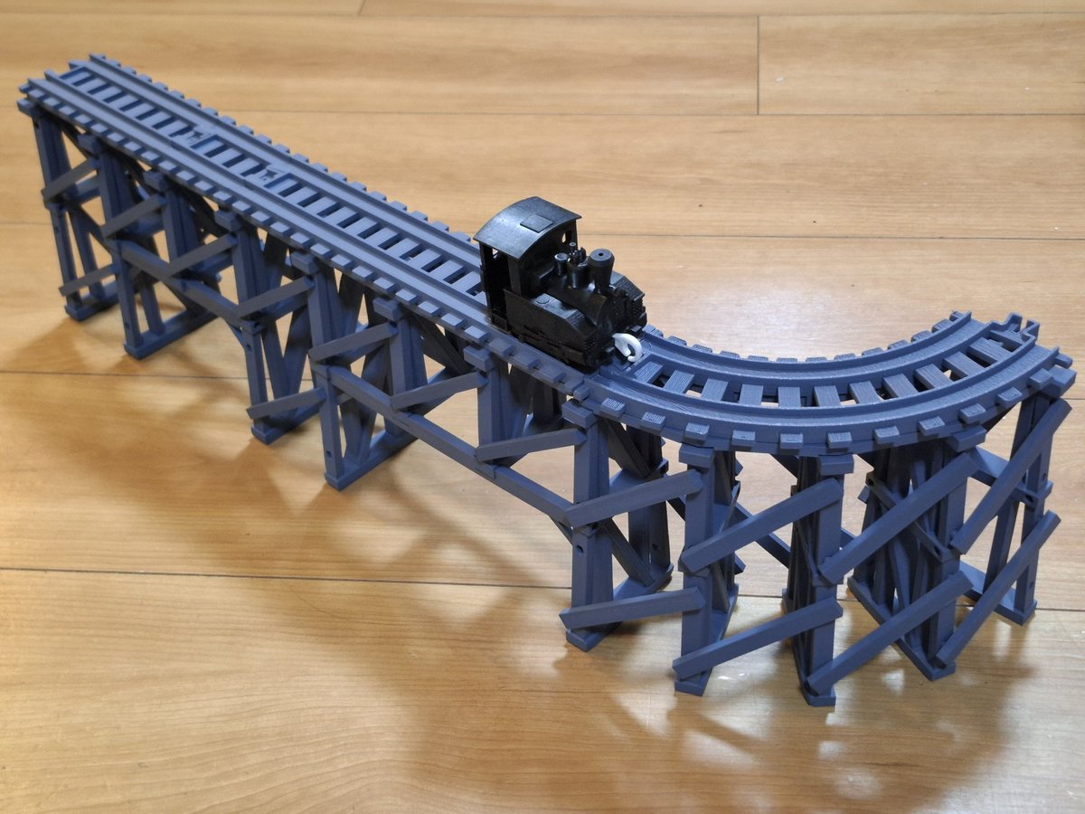 ティンバートレッスル、カーブもできました。軽便鉄道なので半径１０８で作ってます。