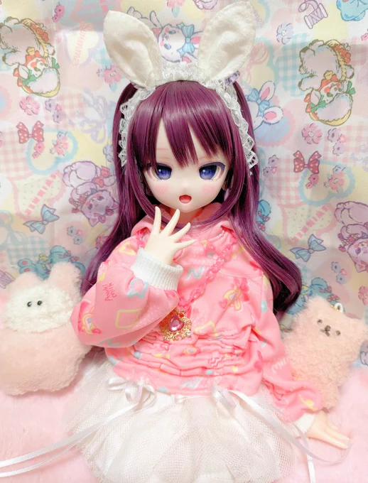 ※ドール写真※ ちょっとあの今緊急で撮影しているんですけど、あの、セリアにな、レース付きのな、ぬい用うさ耳カチューシャがあってな、あのな、本当に、ありがとう。ありがとう、セリア。 いろちと猫耳もあった。こんなジャストフィットするなら買えばよかった #りりあむっ娘