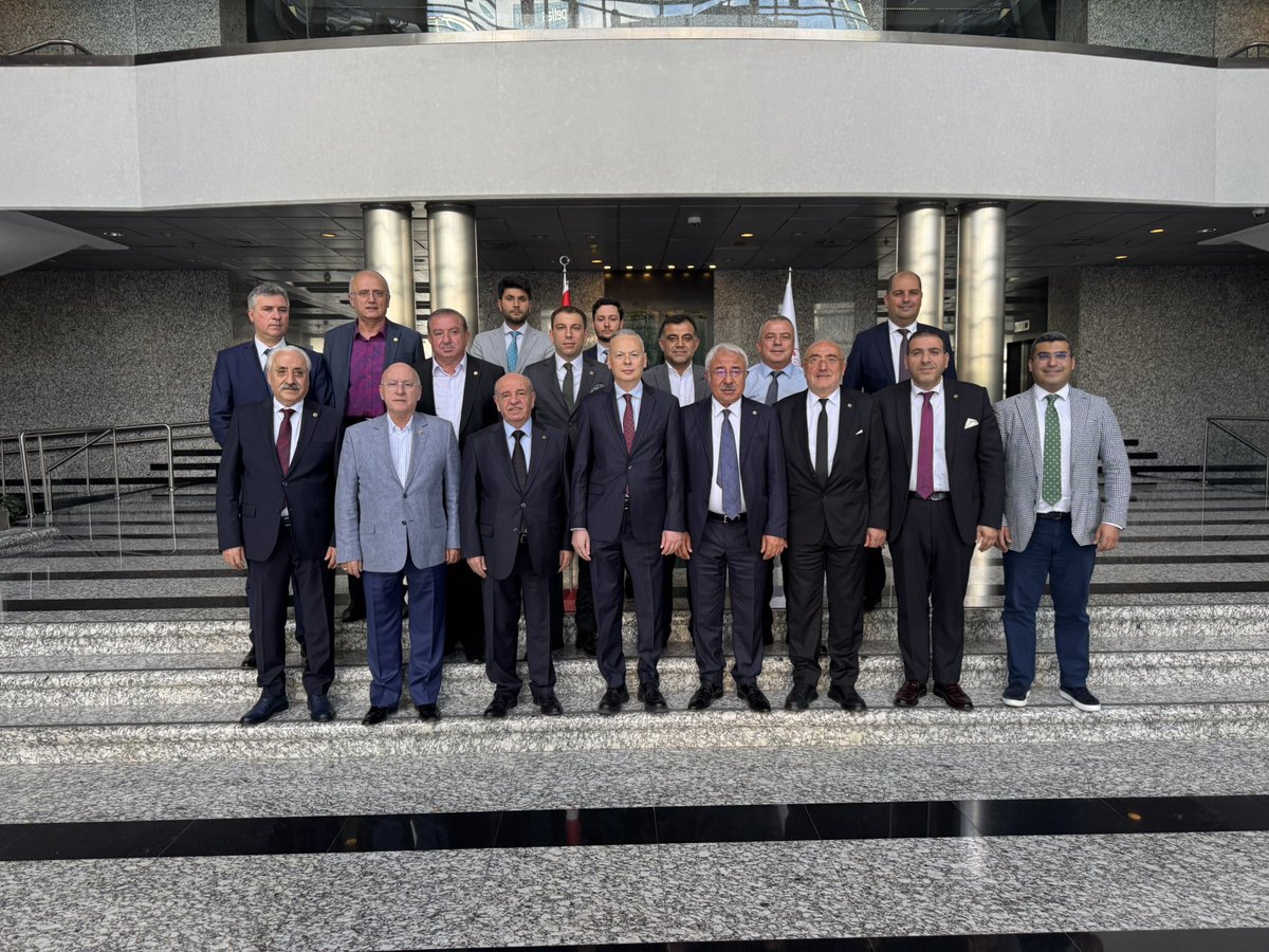 UnFederasyonu's tweet photo. TUSAF Yönetim Kurulu Üyeleri, 17 Haziran Salı günü Sn.M.Mesut Çakmak başkanlığında Ticaret Bakan Yardımcısı Sn.Volkan Ağar ve beraberindeki heyeti makamında ziyaret etti.
#tusaf #unsanayicileri https://t.co/zt4KIxXp2Q