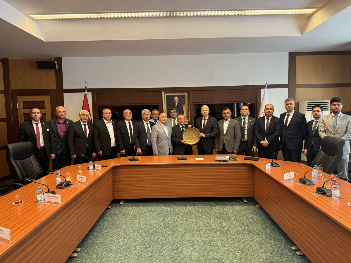 UnFederasyonu's tweet photo. TUSAF Yönetim Kurulu Üyeleri, 17 Haziran Salı günü Sn.M.Mesut Çakmak başkanlığında Ticaret Bakan Yardımcısı Sn.Volkan Ağar ve beraberindeki heyeti makamında ziyaret etti.
#tusaf #unsanayicileri https://t.co/zt4KIxXp2Q