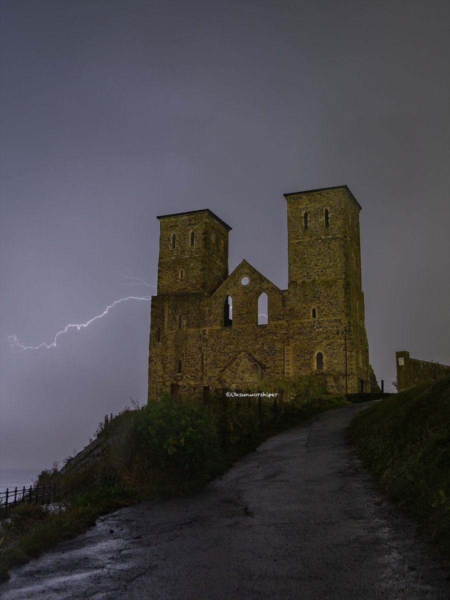 CommunityAd's tweet image. Last week, Laurence Epps captured a jaw-dropping ⚡ lightning storm over Reculver Towers. Possibly it’s the worst storm Kent’s seen in years - stunning and terrifying! 🌩️😱

#KentStorm #ReculverTowers #LightningStrike #StormChaser #UKWeather