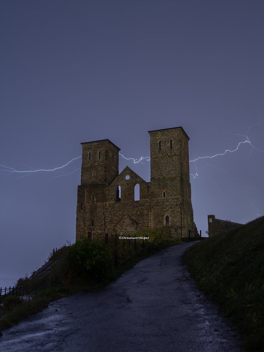 CommunityAd's tweet image. Last week, Laurence Epps captured a jaw-dropping ⚡ lightning storm over Reculver Towers. Possibly it’s the worst storm Kent’s seen in years - stunning and terrifying! 🌩️😱

#KentStorm #ReculverTowers #LightningStrike #StormChaser #UKWeather