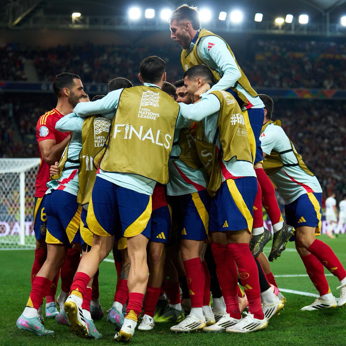 🙌 ¡𝗡𝗼𝘀 𝘃𝗮𝗺𝗼𝘀 𝗮 𝗘𝗟𝗖𝗛𝗘! 🙌

🏟️ El estadio Martínez Valero acogerá el próximo 𝟭𝟭 𝗱𝗲 𝗼𝗰𝘁𝘂𝗯𝗿𝗲 el encuentro de clasificación para el 𝗠𝘂𝗻𝗱𝗶𝗮𝗹 𝟮𝟬𝟮𝟲 entre la @sefutbol y 𝗚𝗲𝗼𝗿𝗴𝗶𝗮.

ℹ️ rfef.es/es/noticias/la…

#VamosEspaña