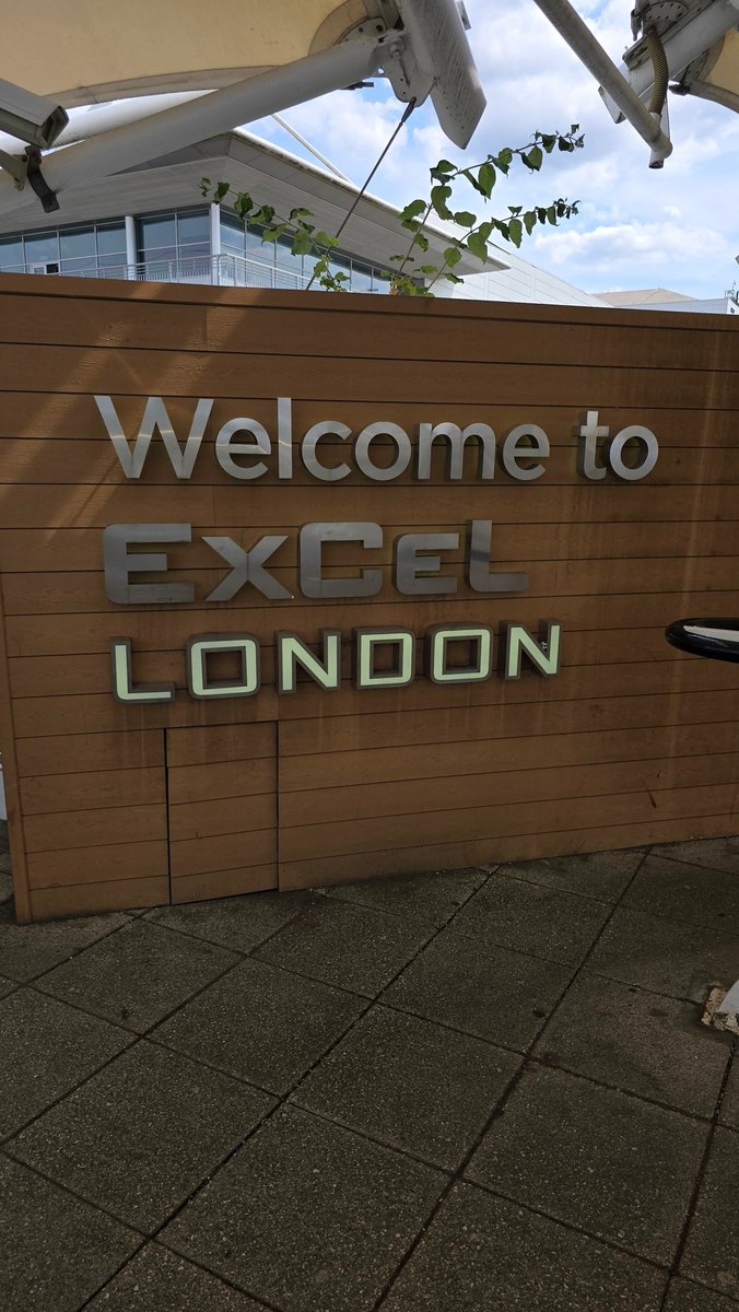 FreeYourDataCon's tweet image. Arrived at #London for an amazing #SqlBits2025 edition! Looking to hear all new topics, #networking, meeting new passionate as I am in #Data, #DataEngineering, @databricks and more. Come and join my session "The Path to Bundle all your #Databricks projects" on Saturday at 14:10.