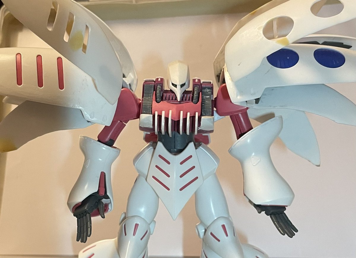 キュベレイの肩関節の保持力改善。
最初はネオジム磁石を試したけど、仕込めなかったので、グフカスタムのガトリングシールドの保持を思い出し、やってみた。
手前のプラ板は、位置を間違えて開けたとこ。このままディテールとして使うかな？
これでカッコ良く固定できるように。
後は反対側もだね。