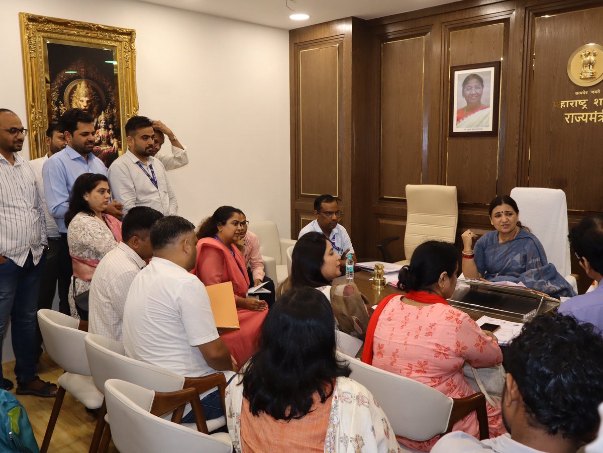 madhurimisal's tweet photo. महाराष्ट्र नगरपरिषद कर्मचारी आणि अधिकारी यांची मंत्रालयातील माझ्या दालनात महत्त्वपूर्ण बैठक संपन्न झाली. यावेळी त्यांनी त्यांच्या विविध मागण्या माझ्या पुढे मांडल्या. त्या सर्व मागण्या समजून घेऊन, राज्याचे सन्माननीय मुख्यमंत्री मा. देवेंद्रजी फडणवीस यांच्याशी सविस्तर चर्चा करून मार्ग काढू तसेच शक्य तितक्या अडचणी, विभाग स्तरावर तातडीने सोडवण्याचा प्रयत्न करीन. असे आश्वासन मी दिले आहे.
.
.
.
#maharashtra #devendrafadanvis #madhurimisal #bjp