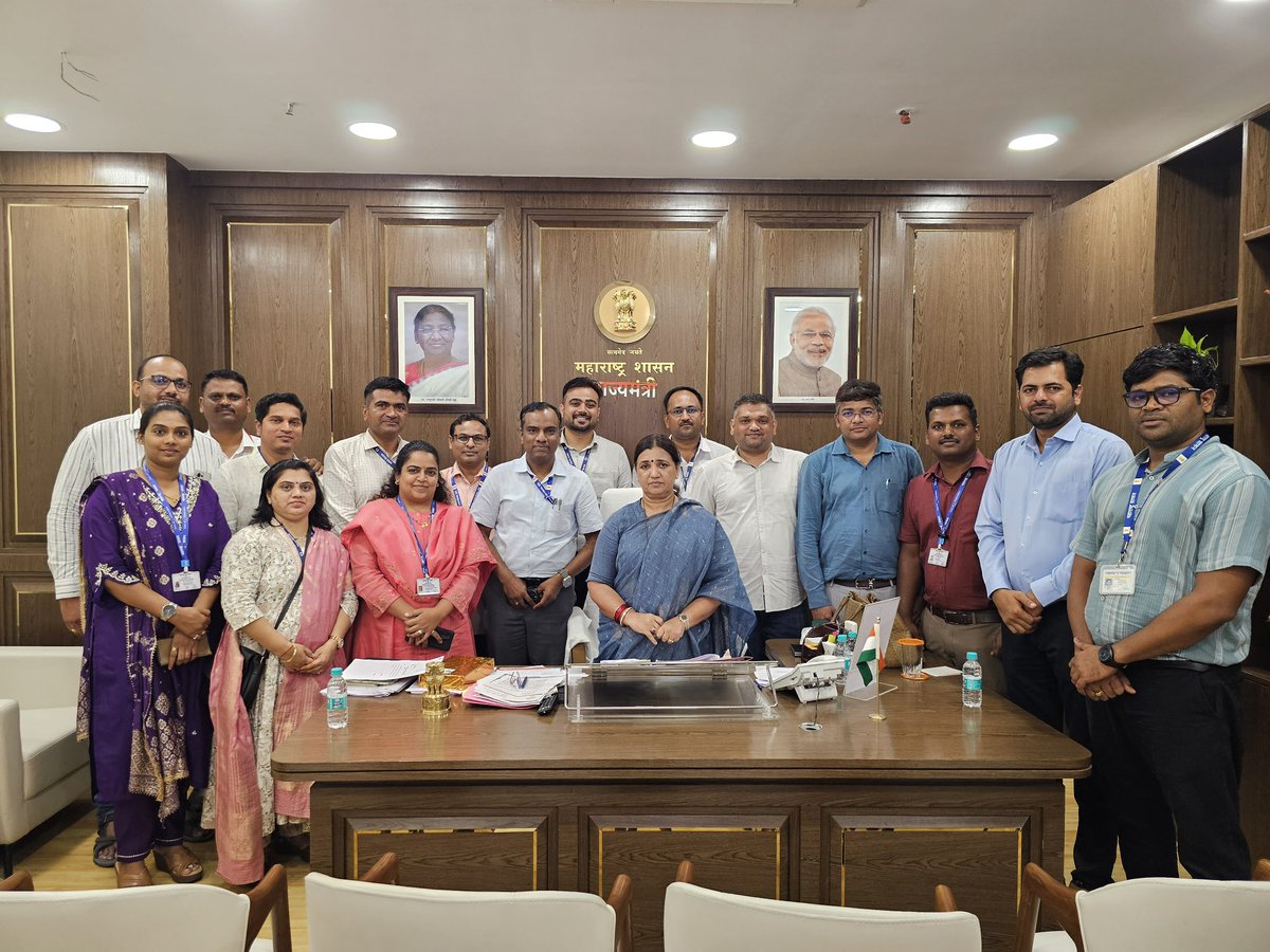 madhurimisal's tweet photo. महाराष्ट्र नगरपरिषद कर्मचारी आणि अधिकारी यांची मंत्रालयातील माझ्या दालनात महत्त्वपूर्ण बैठक संपन्न झाली. यावेळी त्यांनी त्यांच्या विविध मागण्या माझ्या पुढे मांडल्या. त्या सर्व मागण्या समजून घेऊन, राज्याचे सन्माननीय मुख्यमंत्री मा. देवेंद्रजी फडणवीस यांच्याशी सविस्तर चर्चा करून मार्ग काढू तसेच शक्य तितक्या अडचणी, विभाग स्तरावर तातडीने सोडवण्याचा प्रयत्न करीन. असे आश्वासन मी दिले आहे.
.
.
.
#maharashtra #devendrafadanvis #madhurimisal #bjp