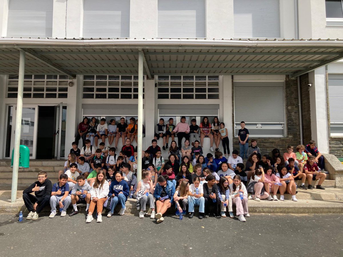 Co curso case finalizado e a piques de finalizar a etapa, o alumnado de 6* dos centros adscritos ao IES María Sarmiento,visitaron o centro de secundaria como primeira toma do contacto do que será o seu novo centro.
Acábase un capítulo e comeza outro.
Boa andaina!😍

#coledegaldo