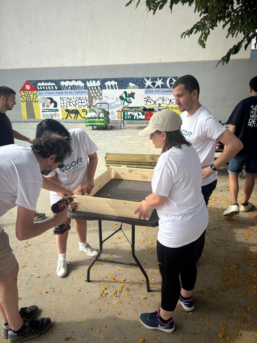 ✨ El pasado viernes estuvimos en Alfafar, junto a SCOR.

🛠️Construimos mesas picnic, huertos en altura y ayudamos a reparar parte del vallado, creando un espacio más seguro y acogedor para el alumnado.

¡Seguimos trabajando!🩵

#SomosPersonasFDI
#AyudamosPersonas