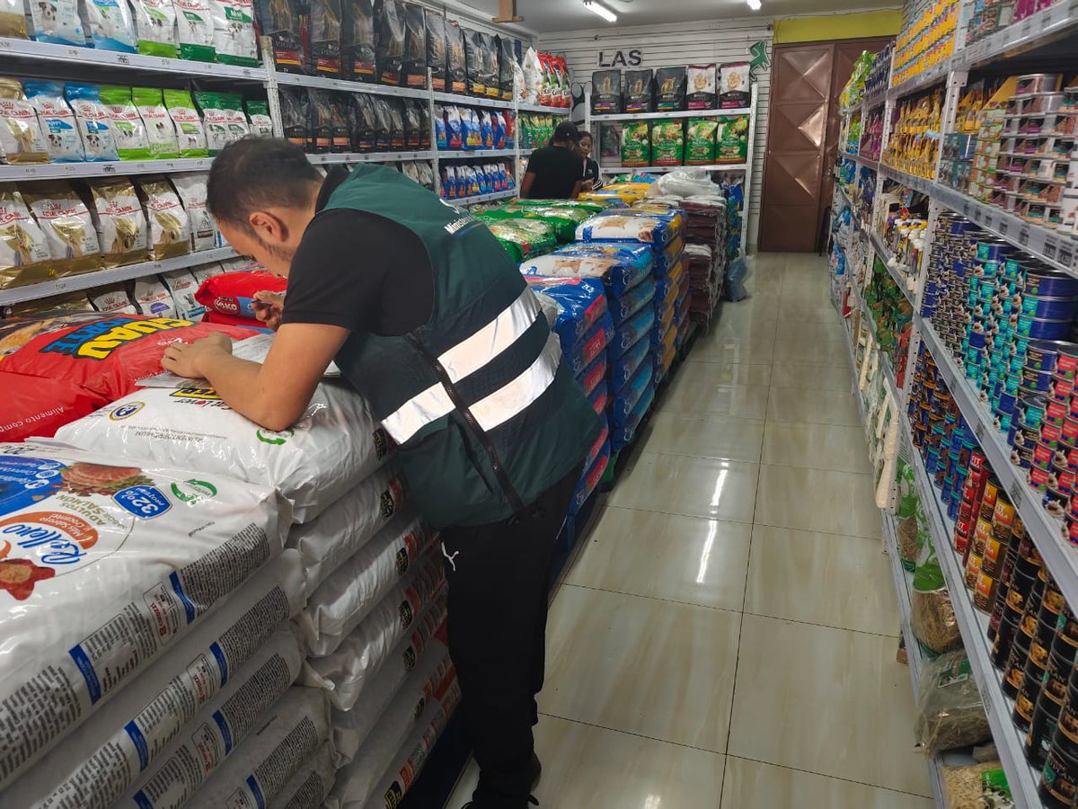 sagchile's tweet photo. Funcionarios de @sagchile, en conjunto, con @SeremiSalud2 fiscalizaron local de expendio de alimentos para uso animal en #Tocopilla verificando inocuidad y condiciones sanitarias. https://t.co/PVX5aa5Q4g