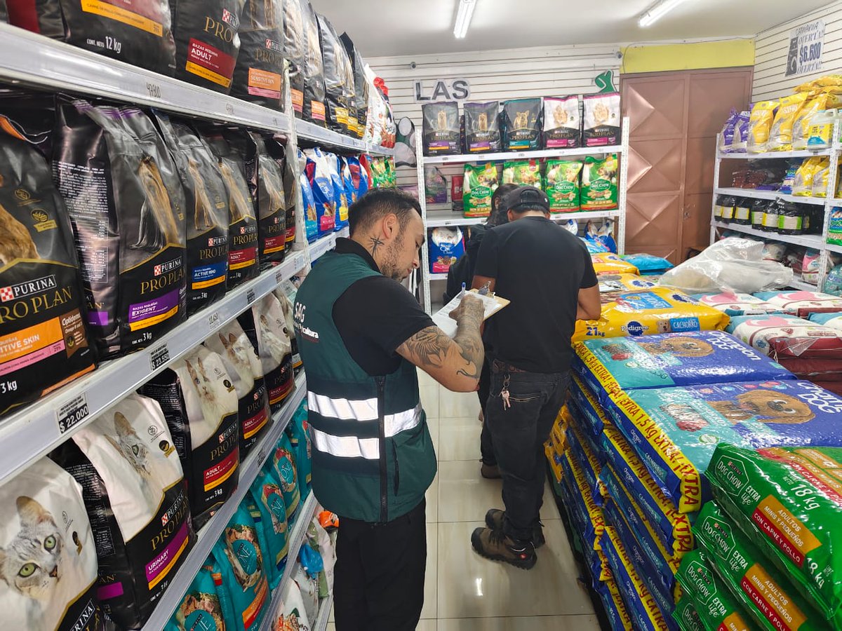sagchile's tweet photo. Funcionarios de @sagchile, en conjunto, con @SeremiSalud2 fiscalizaron local de expendio de alimentos para uso animal en #Tocopilla verificando inocuidad y condiciones sanitarias. https://t.co/PVX5aa5Q4g