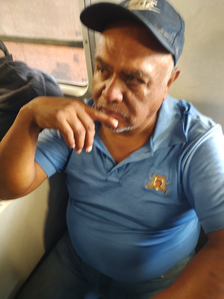 KungfuLenin's tweet photo. @MetroCDMX Este buen ciudadano creo que los asientos reservados son solo los que traen letrero y se pone pedante con la gente las autoridades deberían aplicar el reglamento a mano firme va viajando en la #LineaB https://t.co/8dy1NX8e33