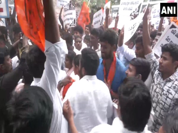 ani_digital's tweet image. ABVP protests bus fare hike in Telangana; threaten agitation

Read @ANI Story | aninews.in/news/national/…

#ABVP #BusFareHike #StudentProtest #Telangana
