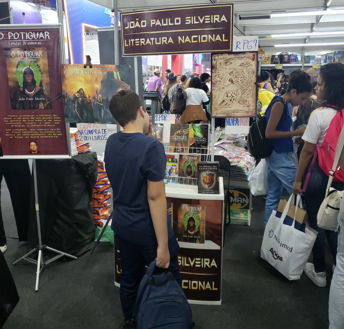 BitJPS's tweet photo. 5° Dia de Bienal!
Ninguém mais lê?
Acho que as novas gerações concordam...
E você, ainda lê? 

Pavilhão Laranja - Estande E47.

#BienalDoLivroRio #BienalRio #Bienal25 #Literatura #Autores #EncontroComAutores #EventosLiterários #LivrosQueEncantam 
#NovoSeculoEditora https://t.co/iyjWmEkp4s