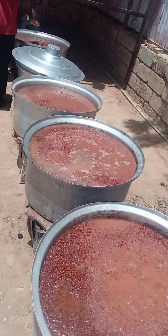 #ادعموا_المطابخ 
المتحدث السابق لغرفة طوارئ جنوب الحزام:
غالبية  التكايا فى العاصمة الخرطوم خارج دائرة الخدمة بسبب تدخل الولاية وإعاقتها  للعمل بوضع عراقيل فى شكل قرارات أضرت بشكل العلاقة بين غرف الطوارئ  والجهات الداعمة.