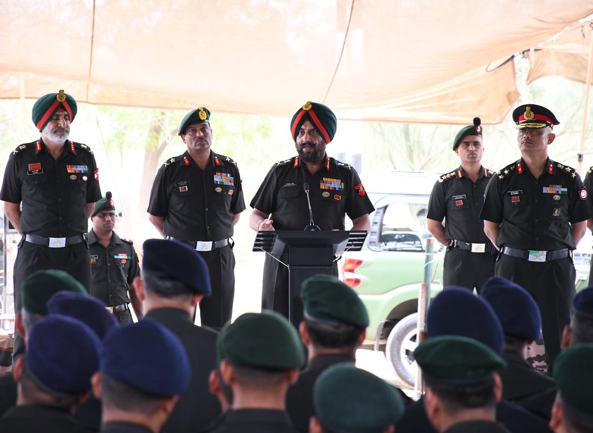 SWComd_IA's tweet photo. #LtGenManjinderSingh, #ArmyCommander, #SaptaShaktiCommand visited #FazilkaMilitaryStation  and #AboharMilitaryStation. He reviewed the operational preparedness of the formations.

The General Officer also witnessed training activities and exhorted all ranks to work towards professional excellence & imbibe latest Technologies.

He lauded the high level of motivation, professionalism and steadfast resolve of all ranks.  

#IndianArmy
#ChetakCorps
#AmoghDivision
#DecadeofTransformation
#YearOfTechAbsorpt

@ChetakCorps_IA
@PRODefRjsthn
@prodefencechan1
@DefenceMinIndia
@HQ_IDS_India
@adgpi
@westerncomd_IA
@NorthernComd_IA
@suryacommand
@IaSouthern
@artrac_ia
@easterncomd
@DelhiArea_IA
@SpokespersonMoD