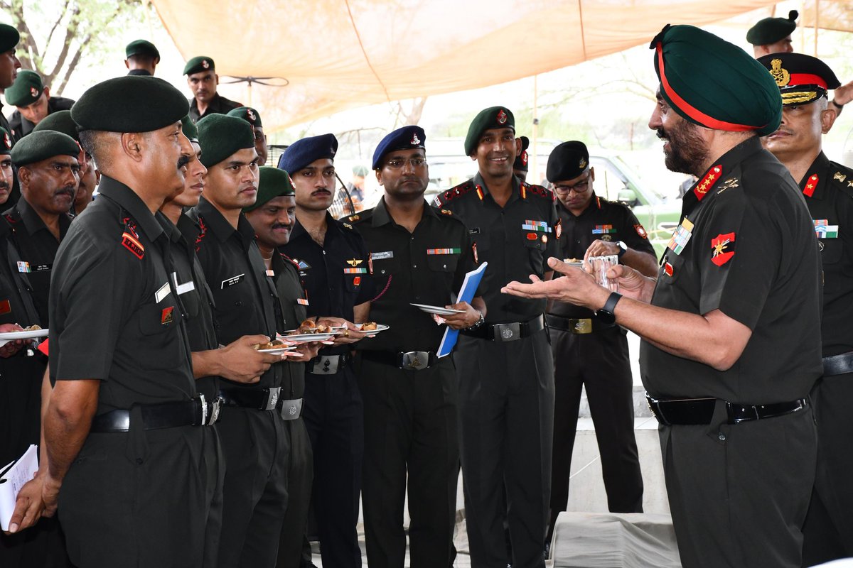 SWComd_IA's tweet photo. #LtGenManjinderSingh, #ArmyCommander, #SaptaShaktiCommand visited #FazilkaMilitaryStation  and #AboharMilitaryStation. He reviewed the operational preparedness of the formations.

The General Officer also witnessed training activities and exhorted all ranks to work towards professional excellence & imbibe latest Technologies.

He lauded the high level of motivation, professionalism and steadfast resolve of all ranks.  

#IndianArmy
#ChetakCorps
#AmoghDivision
#DecadeofTransformation
#YearOfTechAbsorpt

@ChetakCorps_IA
@PRODefRjsthn
@prodefencechan1
@DefenceMinIndia
@HQ_IDS_India
@adgpi
@westerncomd_IA
@NorthernComd_IA
@suryacommand
@IaSouthern
@artrac_ia
@easterncomd
@DelhiArea_IA
@SpokespersonMoD