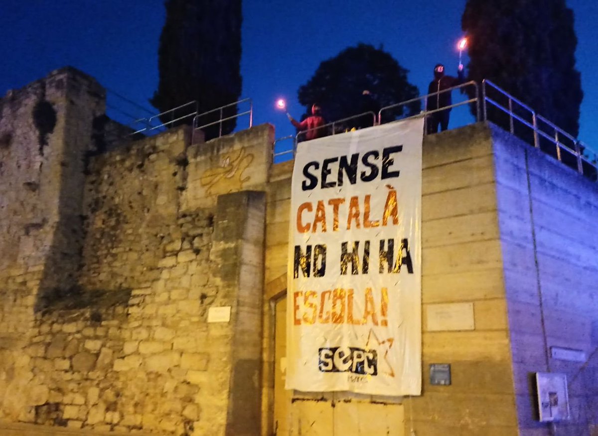 SEPC_nacional's tweet photo. Contra els atacs a la llengua arreu dels Països Catalans, les estudiants ho tenim clar: poble que lluita, llengua que viu!⚒️ https://t.co/SgatJ8hgoB
