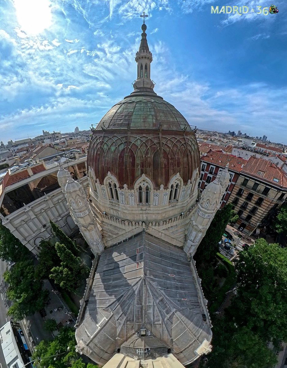 El pasado viernes tuve la oportunidad de subir al campanario de la iglesia de San Manuel y San Benito y poder observar Madrid desde este privilegiado lugar.

Estoy en medio de un proyecto que espero llegue a buen término.