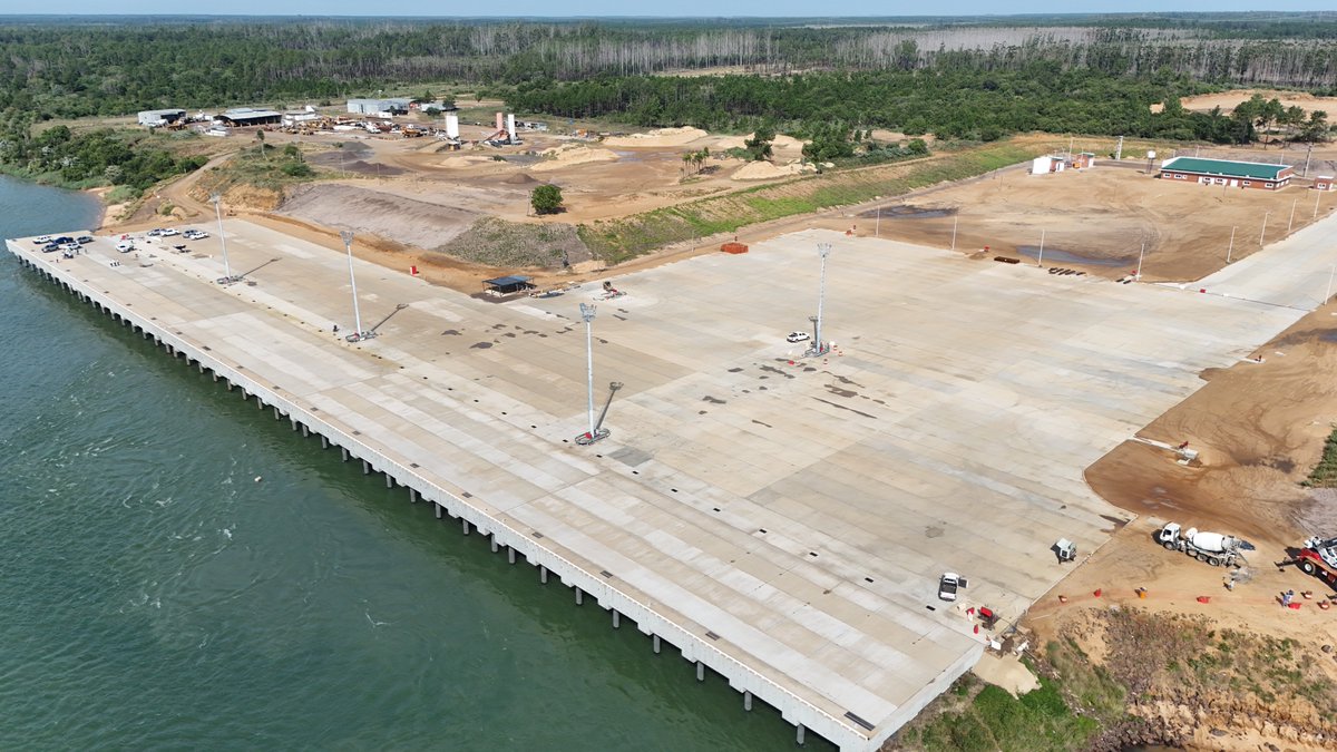 El 25 de junio se inaugurará el puerto más grande del norte argentino: el de #Ituzaingó.

Esta estratégica obra tiene calado natural, muelle de 300 metros de largo, patio de cargas de 40 mil containers y operará hasta 4000 contenedores diarios.

Menos costos, más competitividad.