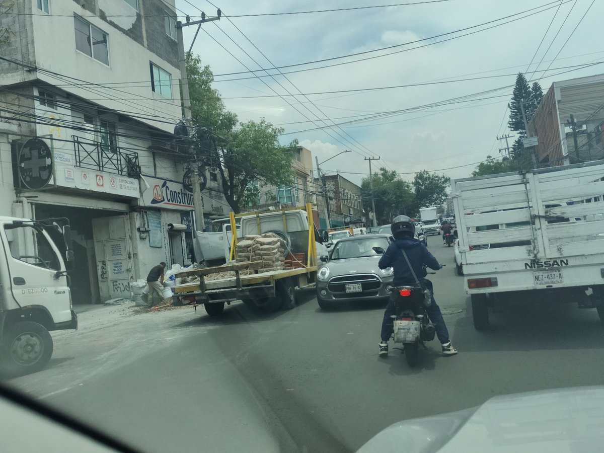 BierClaudio's tweet photo. Se requieren operativos en la av V. d Quiroga @AlcaldiaAO gente no respeta libre tránsito, mejor su beneficio sobre el derecho de miles de habitantes que circulamos diario  aquí. Puntos críticos entre secundaria 232 y mercado de Santa fe @SSC_CDMX  @LopezCasarinJ @supercivicosmx https://t.co/EXYkU4sqe6