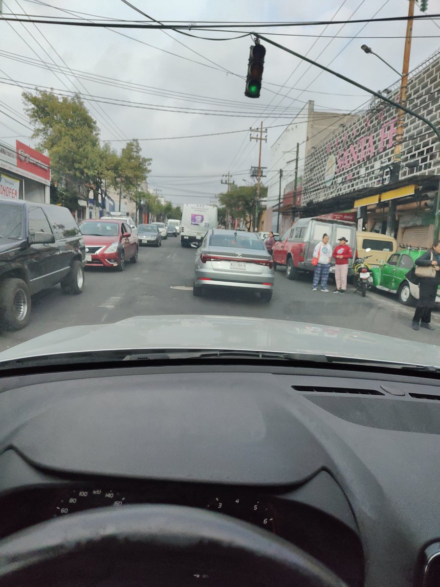 BierClaudio's tweet photo. Se requieren operativos en la av V. d Quiroga @AlcaldiaAO gente no respeta libre tránsito, mejor su beneficio sobre el derecho de miles de habitantes que circulamos diario  aquí. Puntos críticos entre secundaria 232 y mercado de Santa fe @SSC_CDMX  @LopezCasarinJ @supercivicosmx https://t.co/EXYkU4sqe6