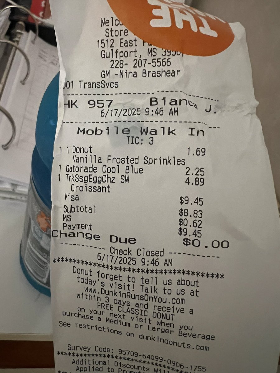 bsophisticated_'s tweet photo. @dunkindonuts 

I very clearly ordered a vanilla… I don’t even like the strawberry 

Come on… 😡😡😡 https://t.co/Y2DxU4xssW